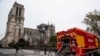 Пожарные у собора Парижской Богоматери