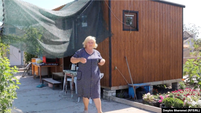 Пані Алла тимчасово проживає у маленькому модульному будиночку