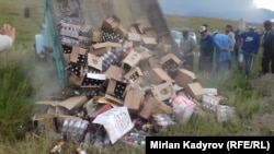 Жители села Эмгекчил Нарынского района уничтожают алкогольную продукцию.