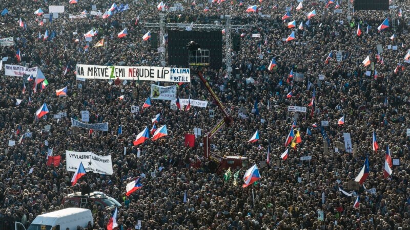 В Праге прошел многотысячный протест за отставку премьера и министра юстиции (+фото)