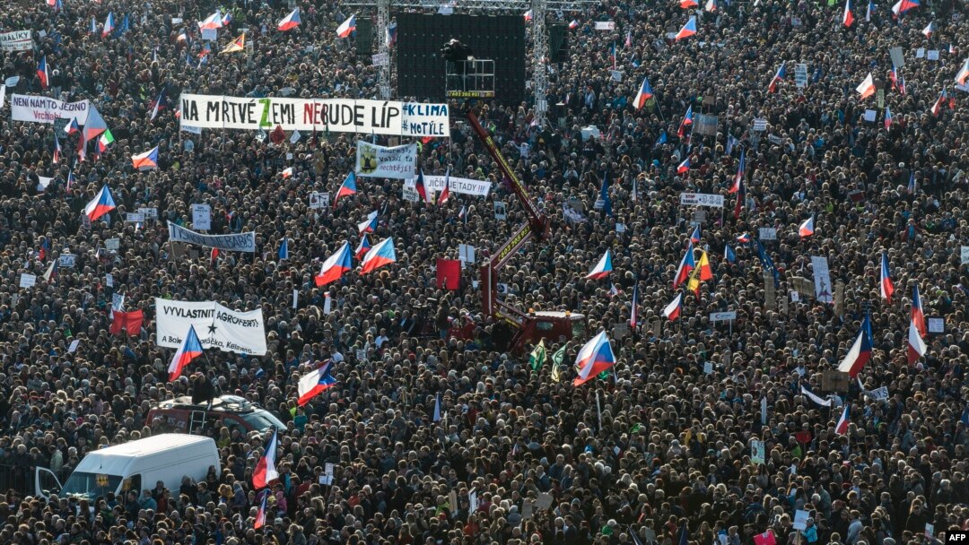 Imagine de la un protest din urmă cu trei săptămâni, la Praga, unde a fost cerută demisia premierului ceh