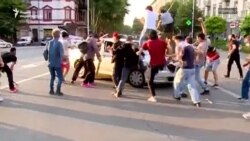 21 ივნისის დილით დაპირისპირებისას აქციის მონაწილეებმა პოლიციის ავტომობილი დააზიანეს