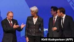 Președintele Vladimir Putin, directoarea executivă a FMI Christine Lagarde, premierul japonez Shinzo Abe și președintele Emmanuel Macron, Sankt Peterburg, 25 mai 2018.