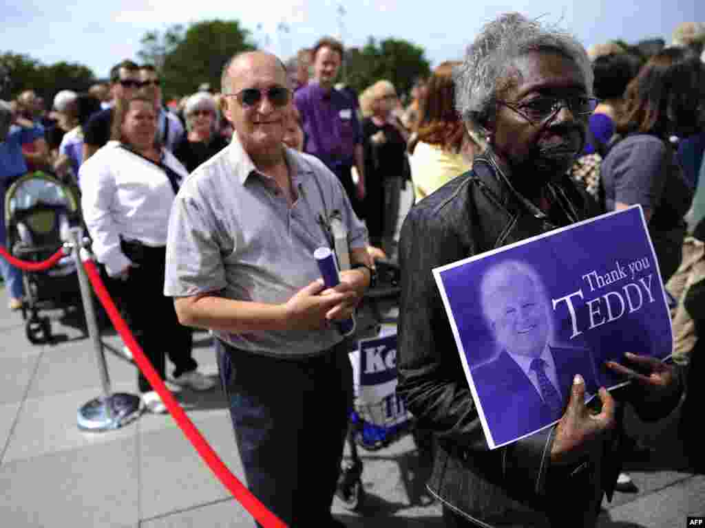 Ljudi čekaju u redu da odaju poštu senatoru Kenediju (77) preminulom 25. avgusta 2009. nakon borbe sa rakom mozga. Senator Edvard (Ted) Kenedi, jedini koji nije umro nasilnom smrću.