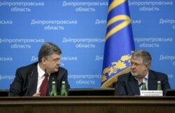 Президент України Петро Порошенко (л) розмовляє з олігархом Ігорем Коломойським (п) під час церемонії представлення останнього як нового голови Дніпропетровської ОДА, травень 2015 року