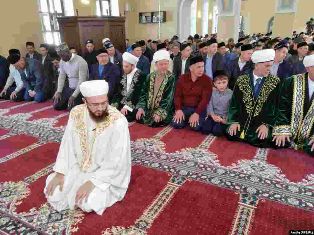 Казанның Галиев мәчетендә Татарстан мөфтие Камил Сәмигуллин алып барган гает намазына республика президенты Рөстәм Миңнеханов беренче тапкыр улы Искәндәрне алып килде