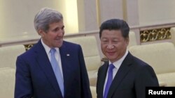 Госсекретарь США Джон Керри встречается с главой КНР Си Цзиньпинем в Пекине 17 мая 2015 года