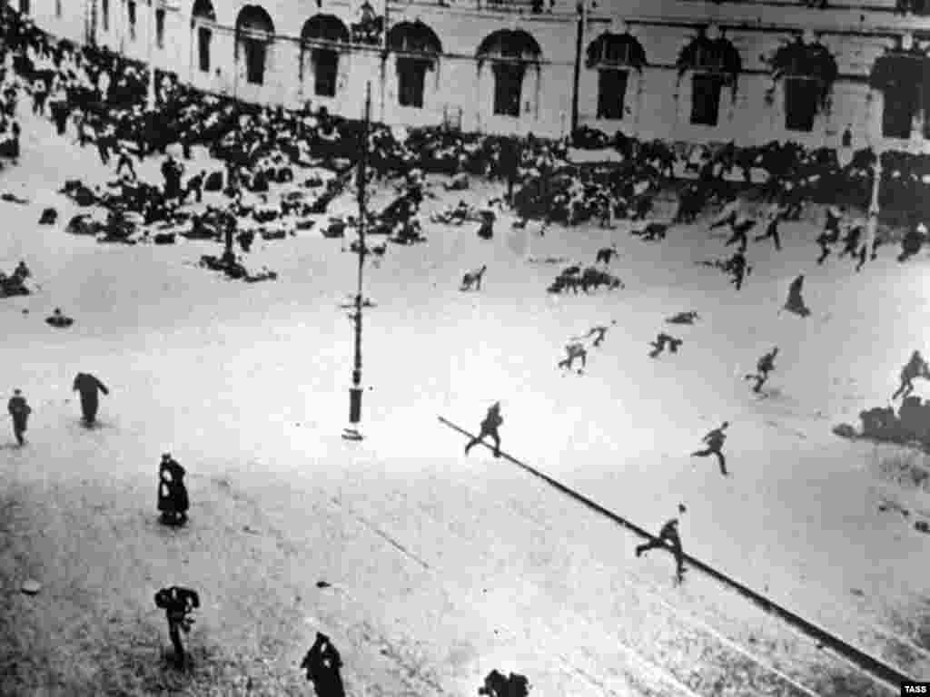 Hökumət qüvvələri Petroqradda (Sankt-Peterburq) nümayişçilərə atəş açır, iyul 1917 - 1917-ci il Bolşevik İnqilabı XIX əsrin sonlarında başlanmış və İkinci Dünya Müharibəsi bitənə qədər davam etmiş sosial, iqtisadi və siyasi sarsıntılar dövrünün dönüş nöqtəsi idi