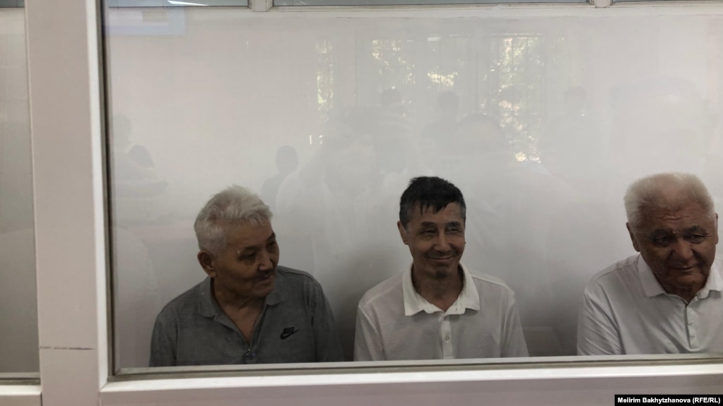 Жанат Казакбай, Айдар Мубараков и Фазылжан Сыдыков за стеклянным ограждением в зале суда. Алматы, 26 августа 2025 года