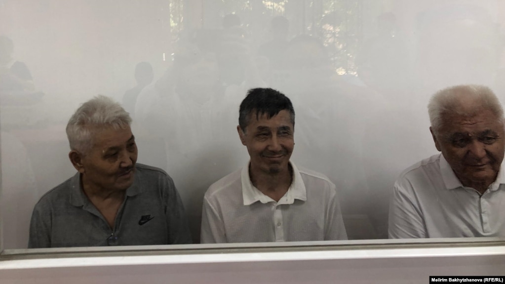Жанат Казакбай, Айдар Мубараков и Фазылжан Сыдыков за стеклянным ограждением в зале суда. Алматы, 26 августа 2025 года