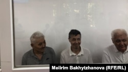 АЭС референдумы қарсаңында ұсталған белсенділер соты. Солдан оңға қарай: Жанат Қазақбай, Айдар Мүбәраков және Фазылжан Сыздықов. Алматы, 26 тамыз, 2025 жыл.