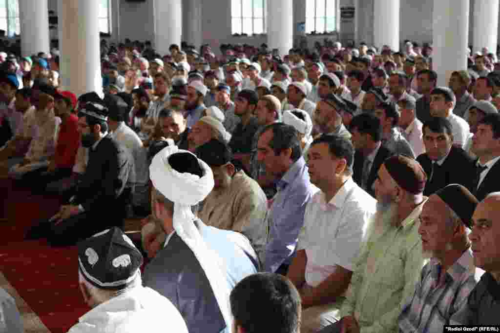 Намозгузорон дар масҷиди марказии Душанбе.