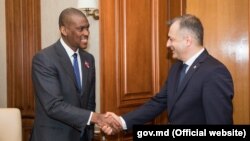 Ambasadorul Dereck J. Hogan și premierul Ion Chicu