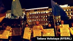 Қырым татарларын қолдау акциясына қатысушылар. Санкт-Петербург, 18 қыркүйек 2017 жыл.