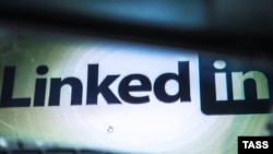 Логотип социальной сети LinkedIn в мобильной устройстве.