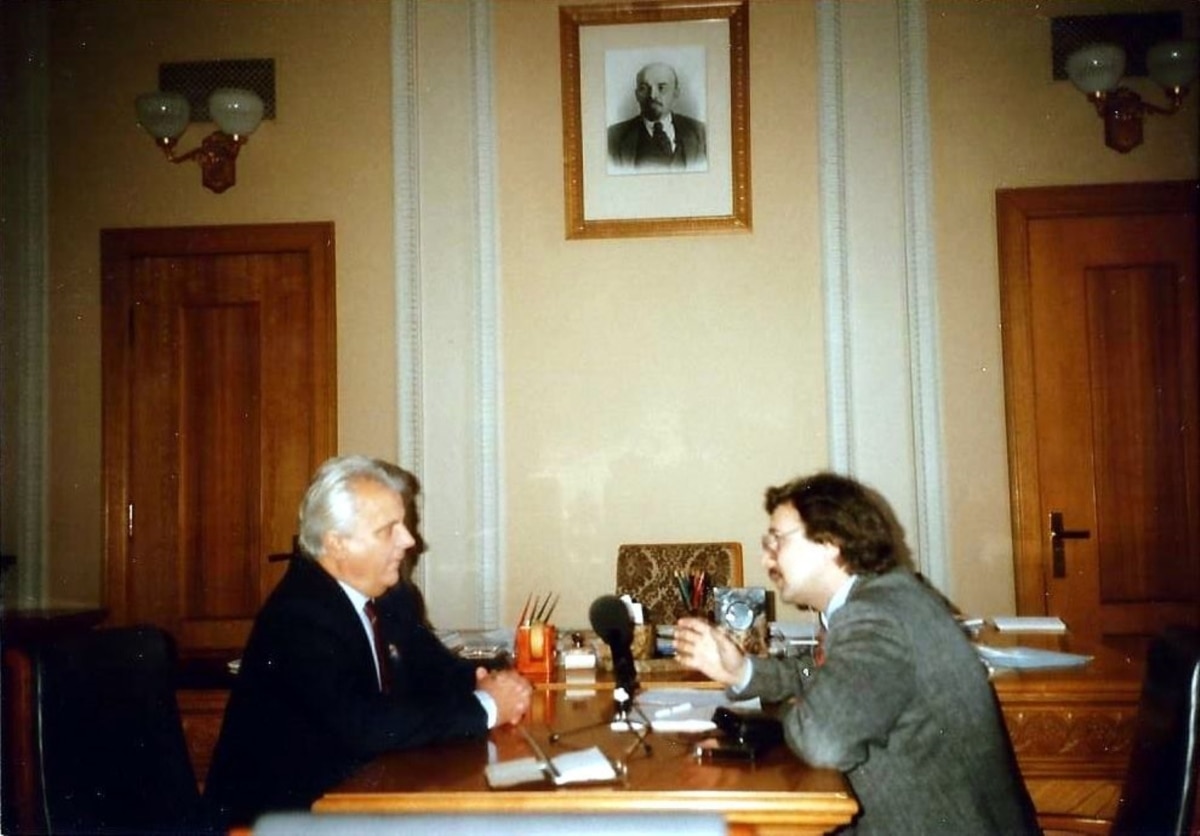 Interview under Lenin: Then Chairman of the Verkhovna Rada of the Ukrainian SSR Leonid Kravchuk gives an interview to Bohdan Nahaylo, director of Radio Liberty's Ukrainian service, in Kravchuk's first unscripted interview to a foreign journalist in Kyiv on October 24, 1990