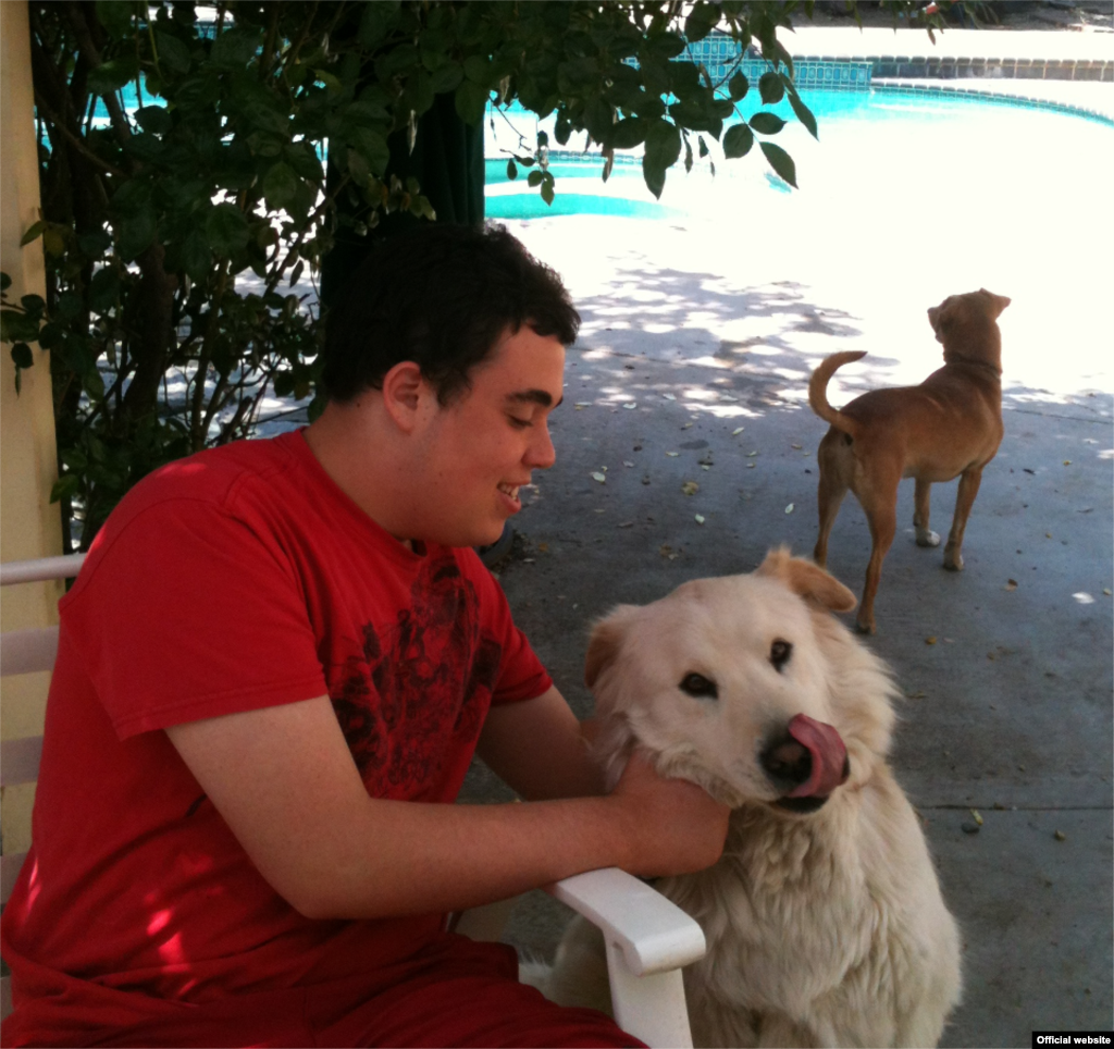 ایدو از بچگی با حیوانات خانگی و به&zwnj;ویژه سگ مانوس بوده. او در یکی از پست&zwnj;های وبلاگش می&zwnj;نویسد که افراد اوتیستیک باید حتما حیوان خانگی داشته باشند.