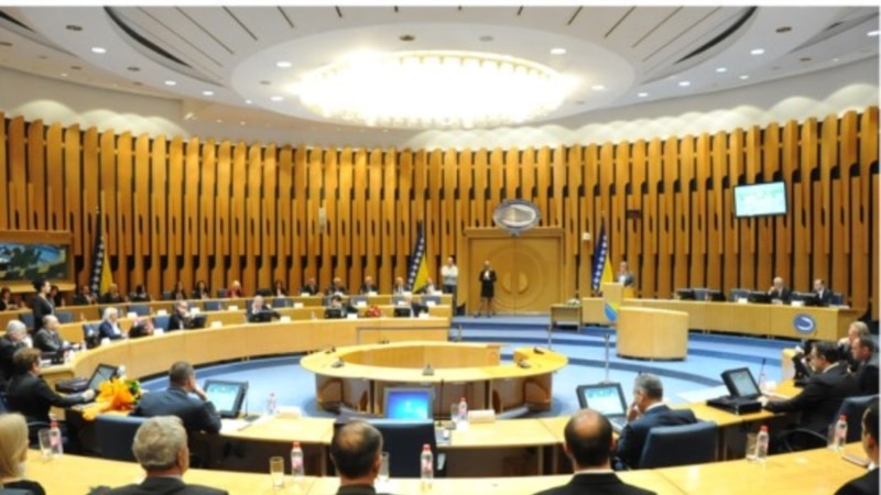 Dodikovi parlamentarci traže da se poništi  zabrana negiranja genocida u BiH