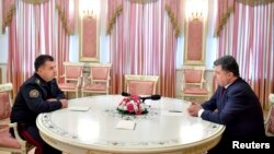 Президент Украины Петр Порошенко на встрече с командующим Нацгвардии Степаном Полтораком