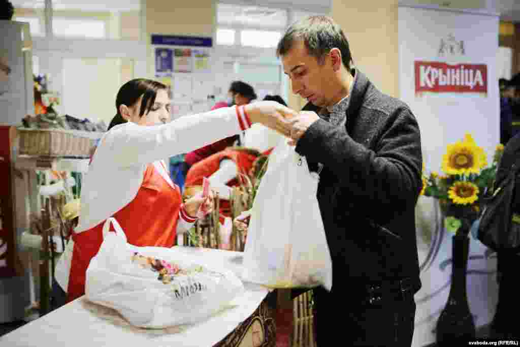 Раздача продуктовых подарков на одном из избирательных участков в Минске 