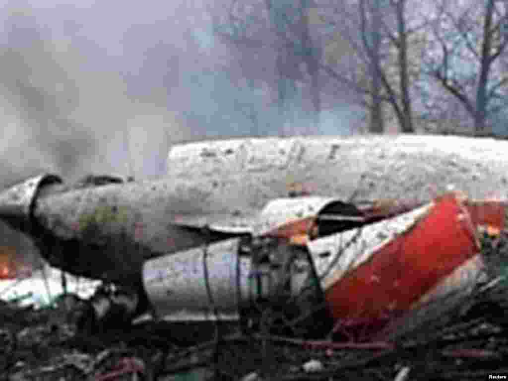 На месте крушения самолета ТУ-154 президента Польши Лех Качиньского. В результате авиакатастрофы при подлете к Смоленску погибли все находившиеся на борту 132 человека, в том числе президент и его жена. 