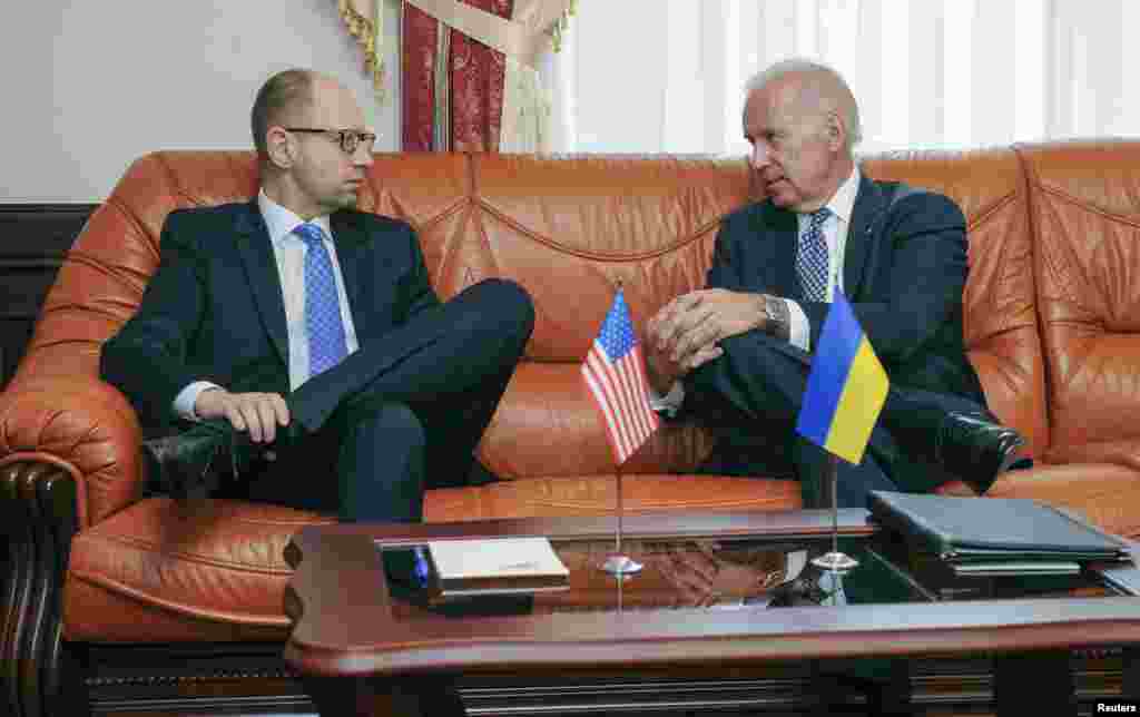 Прем&rsquo;єр-міністр України Арсеній Яценюк (ліворуч) і віце-президент США Джозеф Байден, Київ, 22 квітня 2014 року &nbsp;