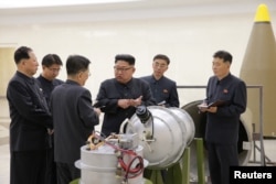 Ким Чен Ын с боеголовкой, 3 сентября 2017 года