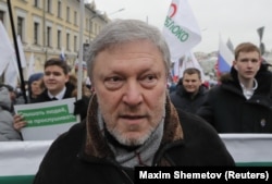 Russian opposition figurehead Grigory Yavlinsky said that he regrets that an article in which he criticized Navalny "was unpleasant for some people." (file photo)