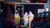 Працівники ФБР США у костюмах хімічного захисту оглядають будинок після серії рицинових отруєнь
