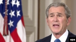 АКШ - Президент Жорж Буш америкалыктарга кайрылып,кайыр-маазир сөзүн айтууда.