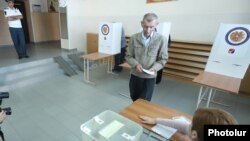 Armenia -- A voter is about to cast a ballot in municipal elections in Yerevan, 23Sep2018