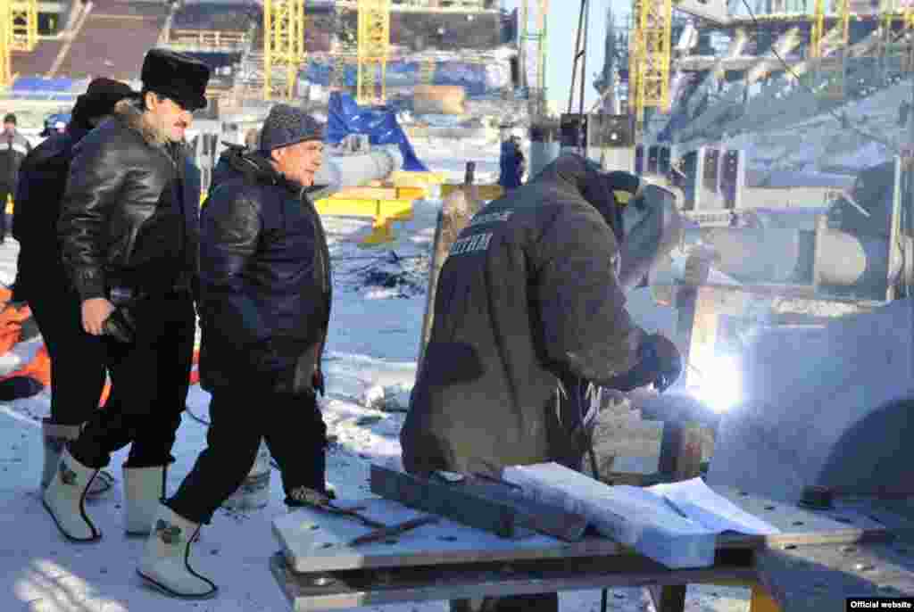 Эрбет чикләвеге рәсеме белән ясалган ак киез итекләр республикадагы башка җитәкчеләр арасында да модага кермәгәе.