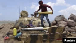 Ємен: боєць вірних урядові військ готує танк до бою біля Адена, 15 квітня 2015 року