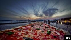 2016-cı ildə İtaliyada hazırlanmış rekord ölçülü pitsa