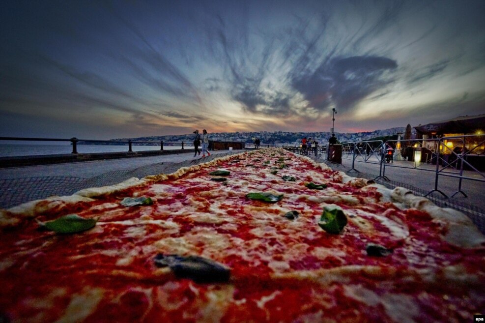 Një pamje e përgjithshme e picës napolitane e bërë për të thyer rekordin botëror për pican më të gjatë të bërë ndonjëherë. Pica, 41-centimetër e gjerë, është e gjatë 2 kilometra. Napoli.&nbsp;