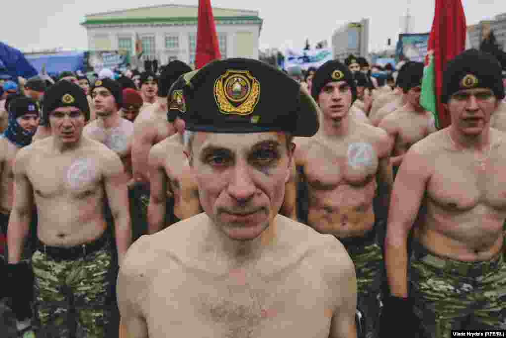 Участник перед стартом "забега настоящих мужчин" в Минске. Около трех тысяч мужчин приняли участие в мероприятии, посвященном Дню Защитника Отечества в Беларуси 23 февраля. (Uladz Hrydzin, RFE/RL)