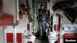 Біженці з зони бойових дій на Донбасі в тимчасовому притулку – пасажирському вагоні на станції Слов’янськ