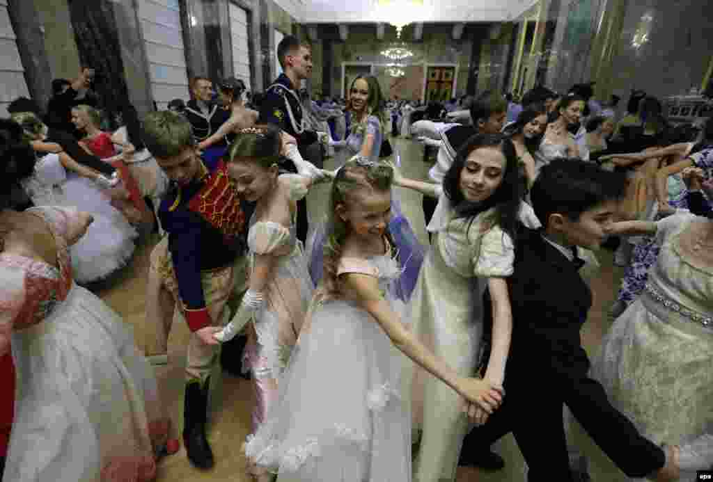 Participants dance during the Winter Ball in Mikhailovsky Castle in St. Petersburg, Russia, on December 27. ( epa/Anatoly Maltsev)