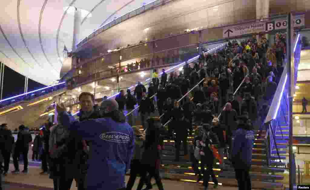 Портлашдан сўнг Stade de France стадионидан одамлар эвакуация қилинмоқда. Портлаш пайтида стадионда Франция ва Германия жамоалари ўртасида ўртоқлик учрашувини томоша қилиш учун Франция президенти Олланд ҳам бўлган.