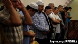 The report says religious minorities in Crimea, including the Muslim Tatars, "have been subjected to harassment, intimidation, detentions, and beatings" since Russia's 2014 forcible annexation of the Ukrainian peninsula.