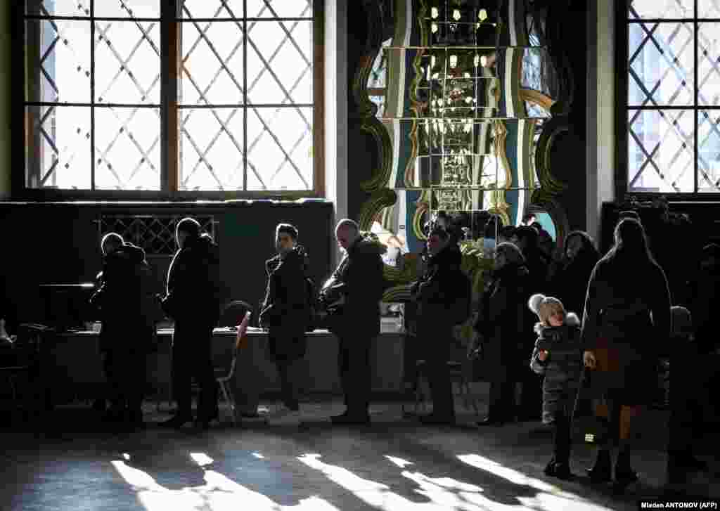 Voters wait in line to vote at a polling station inside the Kazansky railway terminal during Russia's presidential election in Moscow on March 18. (AFP/Mladen Antonov)