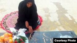گوهر عشقی، مادر ستار بهشتی بر سر مزار او