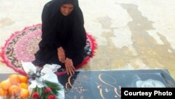 گوهر عشقی بر مزار فرزندش ستار بهشتی