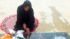 مادر ستار بهشتی: از افرادی که می‌توانستند یاورم باشند و نبودند نمی‌گذرم