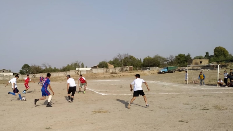 Кыргыз-тажик чек арасында жергиликтүүлөр чогуу футбол ойноду