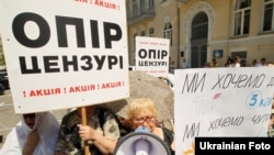 Учасники акції «Опір цензурі» вимагають припинити тиск на українські медіа, Київ, 3 червня 2011 року