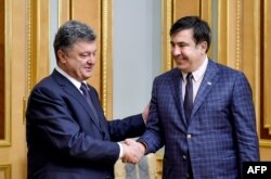 Petro Poroshenko (left) and Mikheil Saakashvili