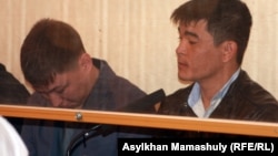 Подсудимые по делу полицейских, обвиняемых в причастности к стрельбе в Жанаозене. Актау, 27 апреля 2012 года.