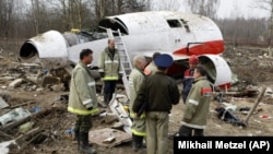Співробітники МНС Росії на місці загибелі польського літака під Смоленськом, 13 квітня 2010 року