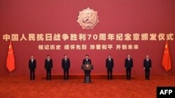 Xi Jinping (ortada) Pekində tədbirdə çıxış edir